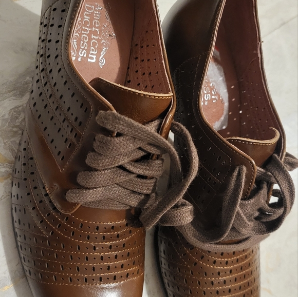 American Duchess Bellvue Oxfords - Picture 4 of 5